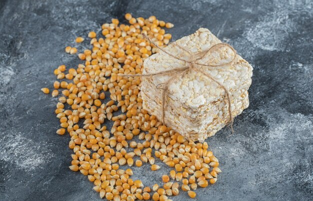 Pão torrado na corda com sementes de pipoca crus.