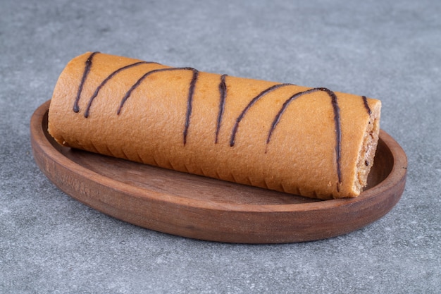 Foto grátis pãozinho doce delicioso no prato de madeira