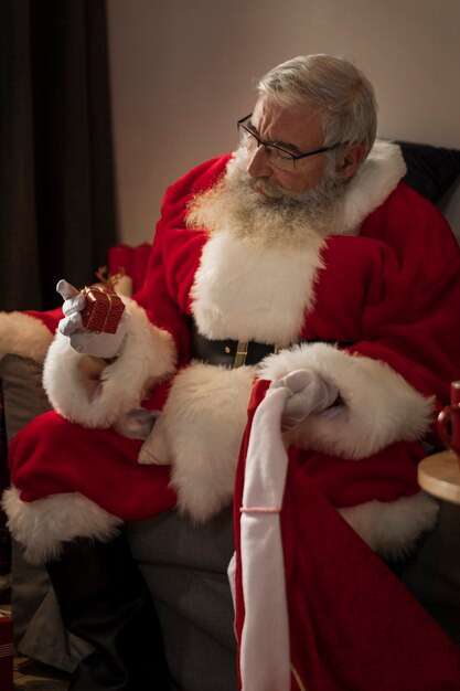 Papa noel com um pequeno presente na mão