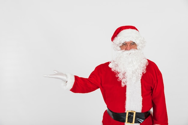 Foto grátis papai noel com a mão vazia