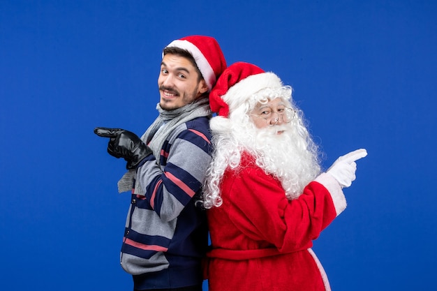 Papai Noel com jovem homem