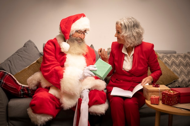 Foto grátis papai noel com mulher pronta para o natal