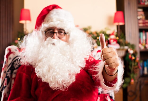 Papai Noel com os polegares para cima