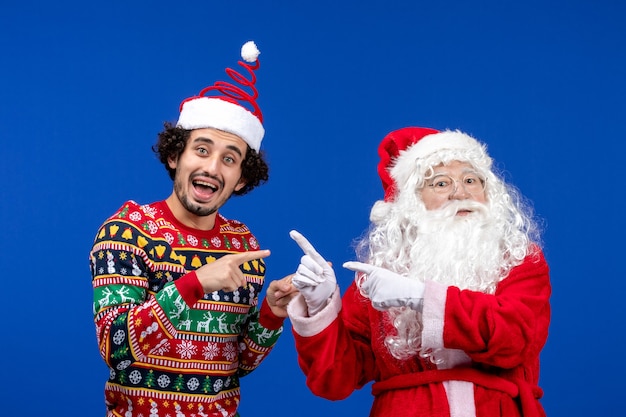 Papai noel com um jovem de pé em frente