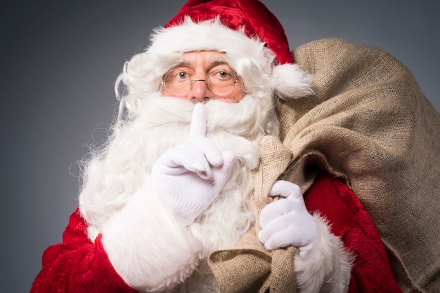 Papai Noel com um saco de presentes