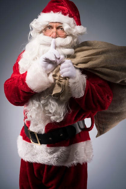 Papai Noel com um saco de presentes