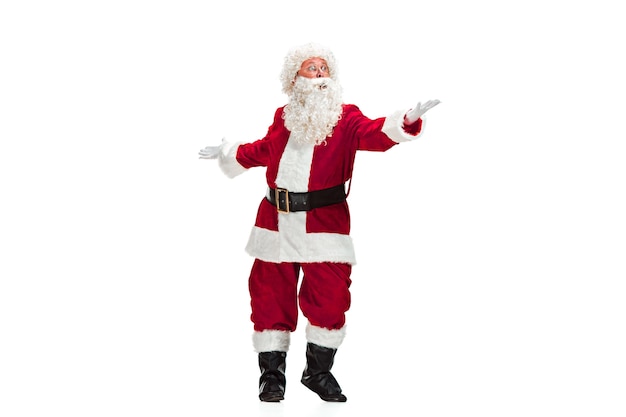 Papai Noel com uma barba branca luxuosa, chapéu de Papai Noel e uma fantasia vermelha isolada em um fundo branco