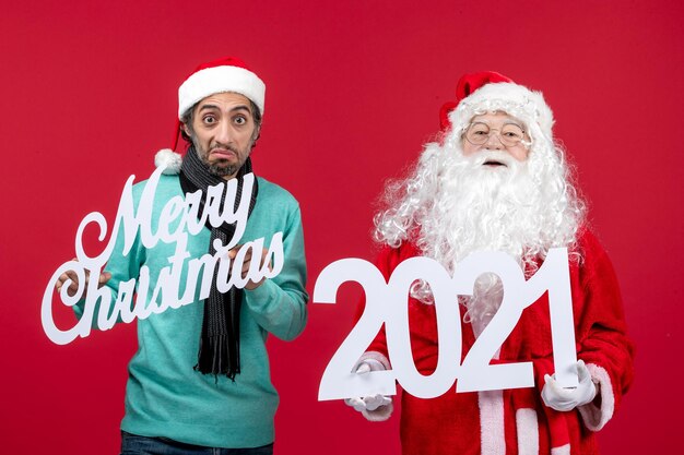 Papai Noel com uma exploração masculina e escritos de feliz natal na cor vermelha de natal