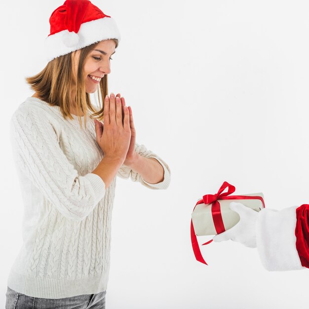 Papai Noel dando caixa de presente para mulher feliz