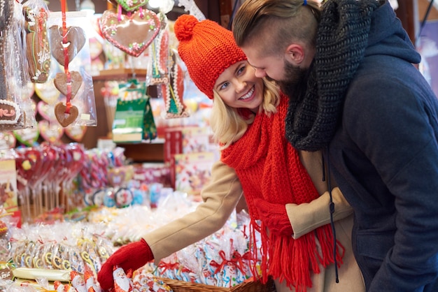 Foto grátis papai noel de chocolate no mercado de natal