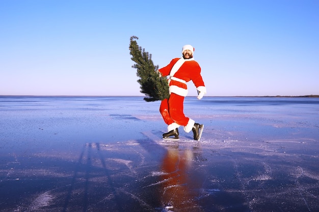 Papai noel de patins de gelo vai para o natal. papai noel se apressa para cumprir o ano novo com presentes e árvore de natal.
