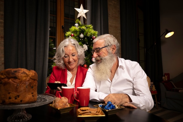 Foto grátis papai noel e mulher junto