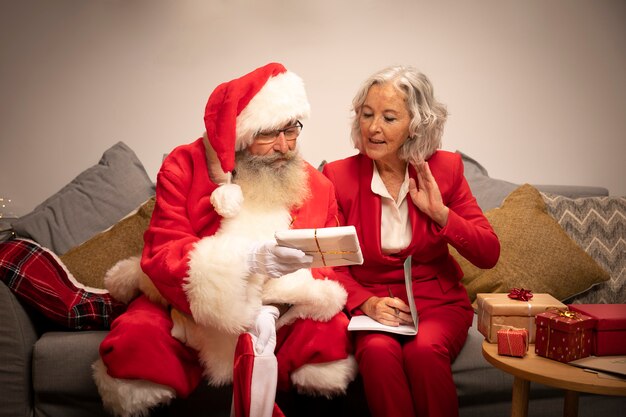 Papai Noel e mulher preparando presentes de Natal