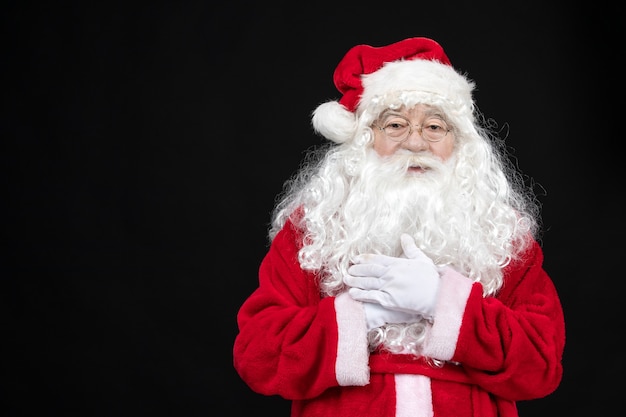 Papai Noel em um terno clássico vermelho com barba branca, vista frontal
