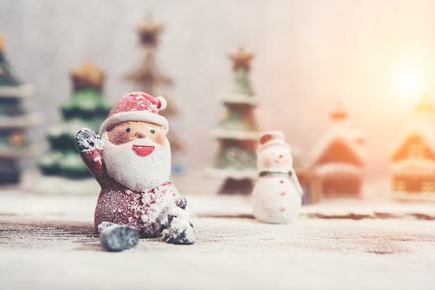 Foto grátis papai noel feliz com fundo do boneco de neve