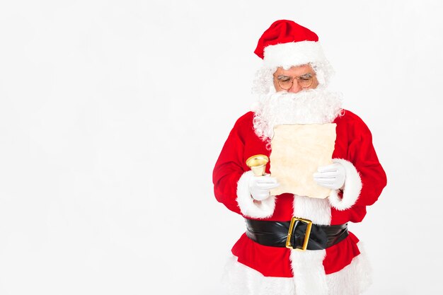 Papai noel lendo a carta de natal