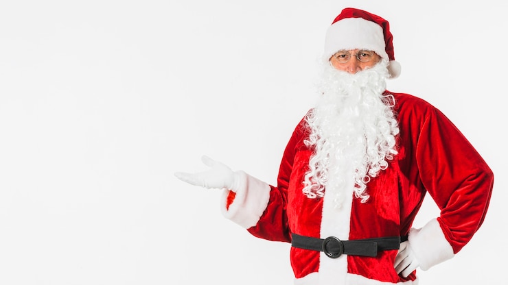 Foto grátis papai noel no chapéu mostrando algo com a mão