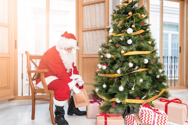 Papai Noel preparando presentes para o ano novo