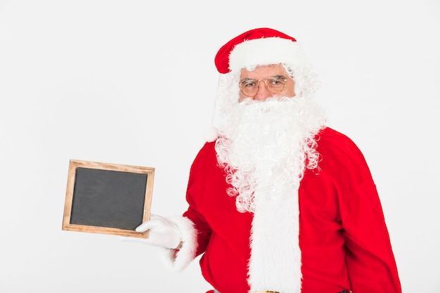 Foto grátis papai noel segurando o quadro em branco