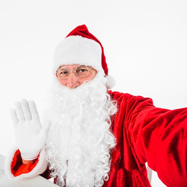 Foto grátis papai noel tomando selfie com smartphone