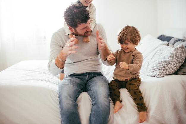 Papai, tocando, com, meninos pequenos