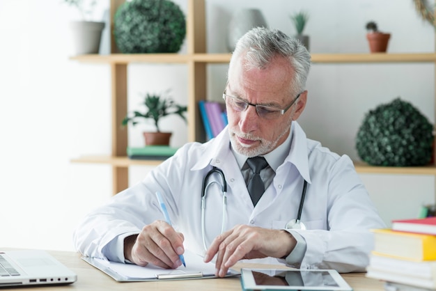 Papéis de preenchimento médico focados