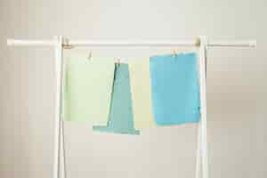 Foto grátis papéis feitos à mão coloridos que secam na corda