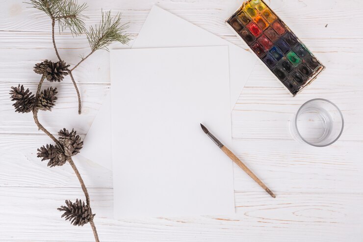 Foto grátis papéis perto de vidro, pincel, galhos e aquarela