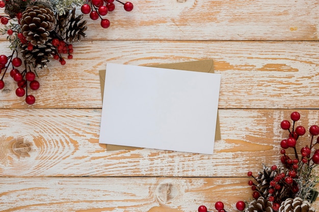 Papéis vazios de papelaria de vista superior com flores de natal