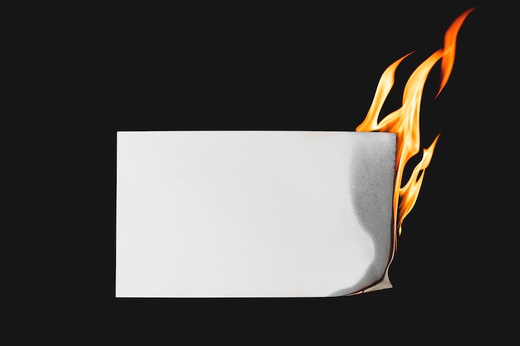 Foto grátis papel ardente, chama realista com espaço de design em branco