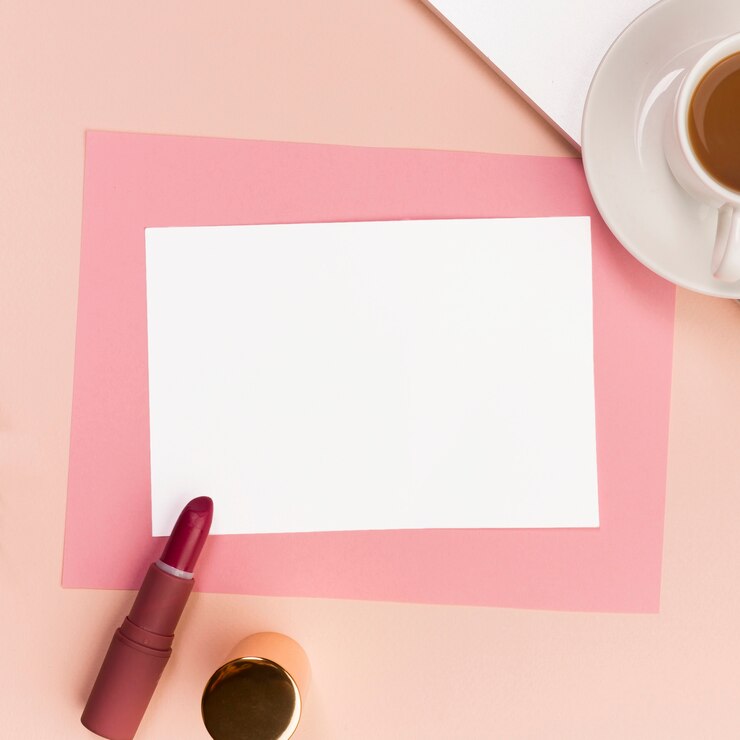 Foto grátis papel branco e rosa em branco com batom, pincel de maquiagem e xícara de café