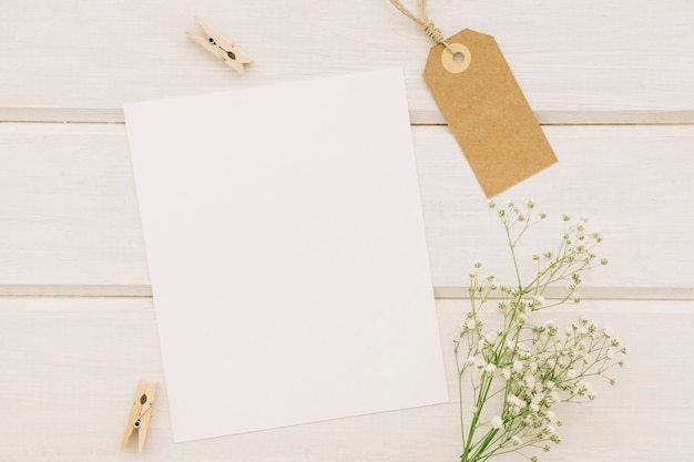 Papel branco, rótulo, pinças e buquê