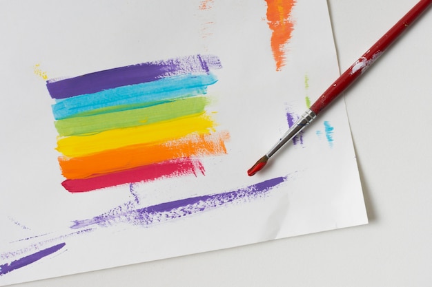 Papel colorido arco-íris com pincel
