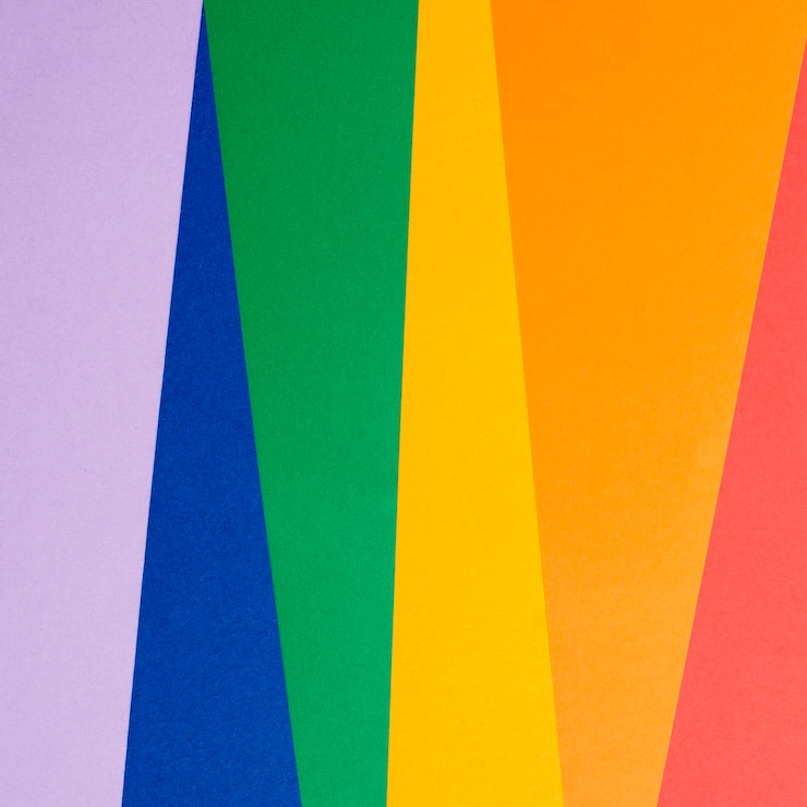 Foto grátis papel colorido na mesa