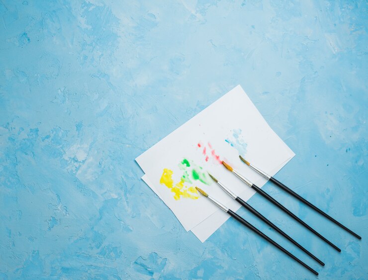 Foto grátis papel de desenho colorido manchado com pincel sobre fundo azul