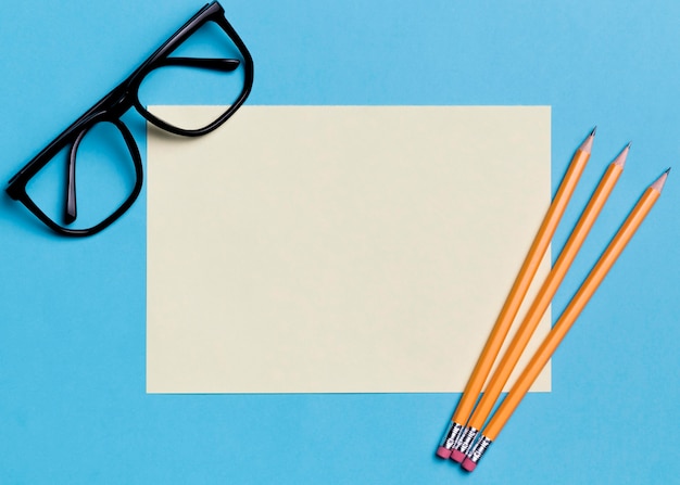 Foto grátis papel de vista superior e óculos com lápis