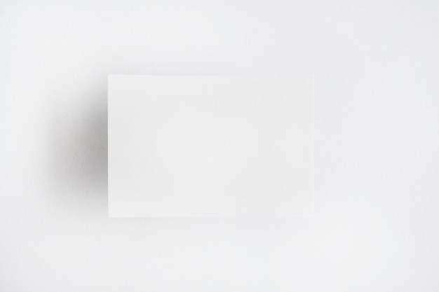 Foto grátis papel em branco branco isolado sobre fundo liso