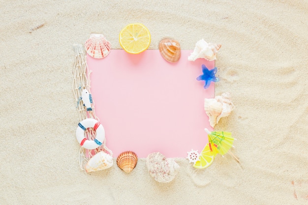 Foto grátis papel em branco com conchas do mar na areia