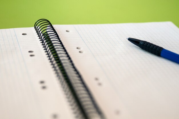 Papel em branco para nota com lápis, caderno e lápis para nota