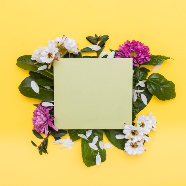 Papel em branco sobre a composição das flores