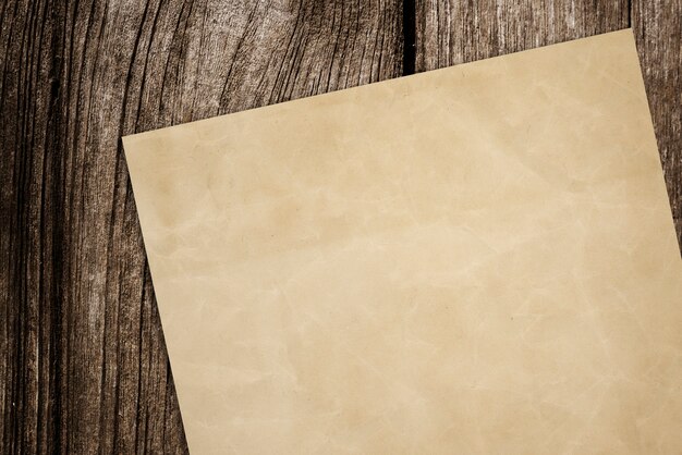 Papel em fundo de madeira
