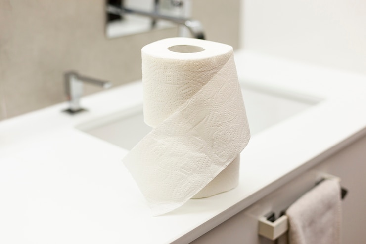 Foto grátis papel higiénico na casa de banho.