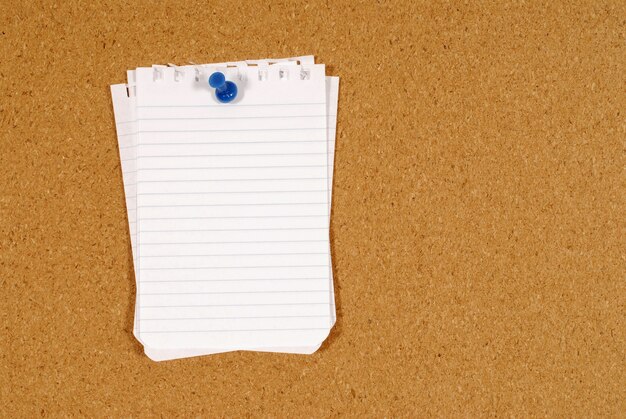 Papel para cartas fixado a uma placa da cortiça