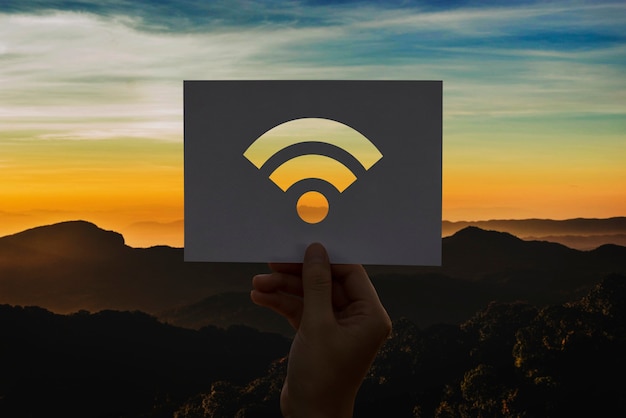 Foto grátis papel perfurado com conexão à internet wifi