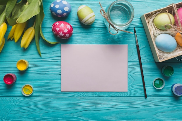 Foto grátis papel perto de tulipas e ovos coloridos