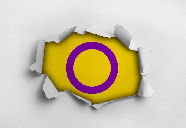 Foto grátis papel rasgado com bandeira intersexual