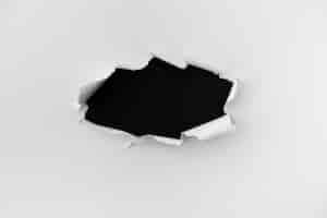 Foto grátis papel rasgado com espaço para texto sobre o fundo de couro preto