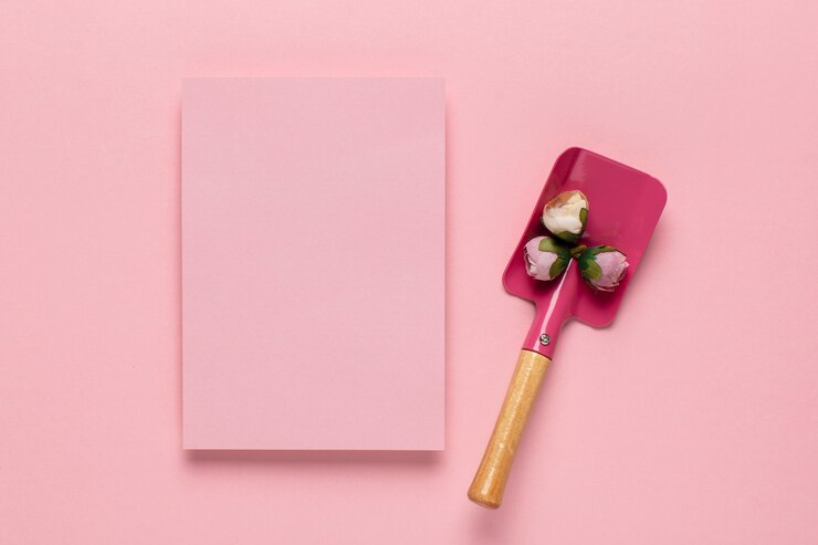 Foto grátis papel rosa e pá com flores