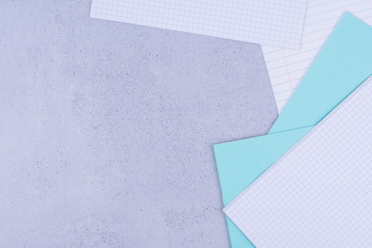 Foto grátis papel verificado em branco e notas em cinza.