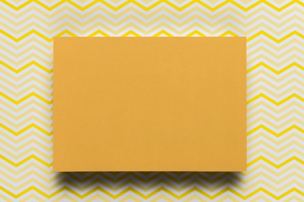 Foto grátis papelão laranja com fundo padrão